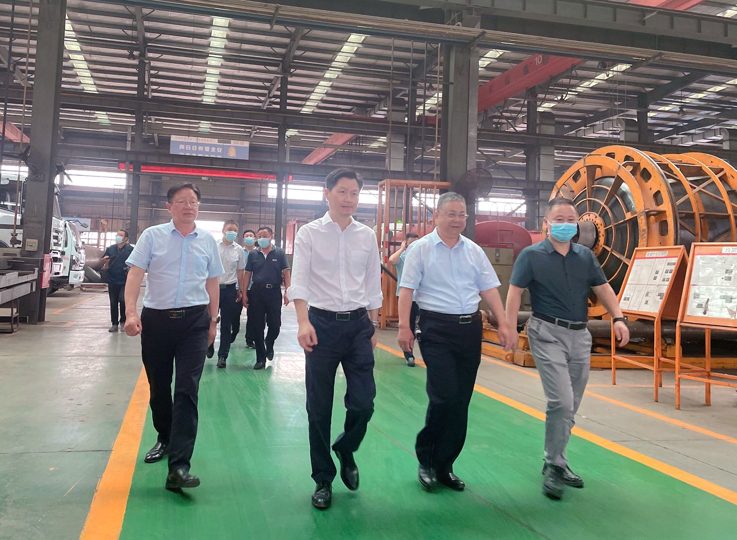 市委常委、常務(wù)副市長甘國棟一行蒞臨楚勝汽車集團(tuán)調(diào)研